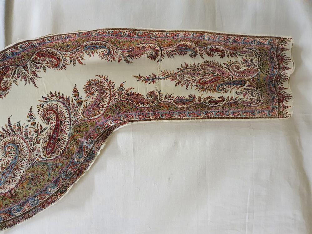 Shawl van dunne beige wol, in de vorm bedrukt met cachemirpatronen