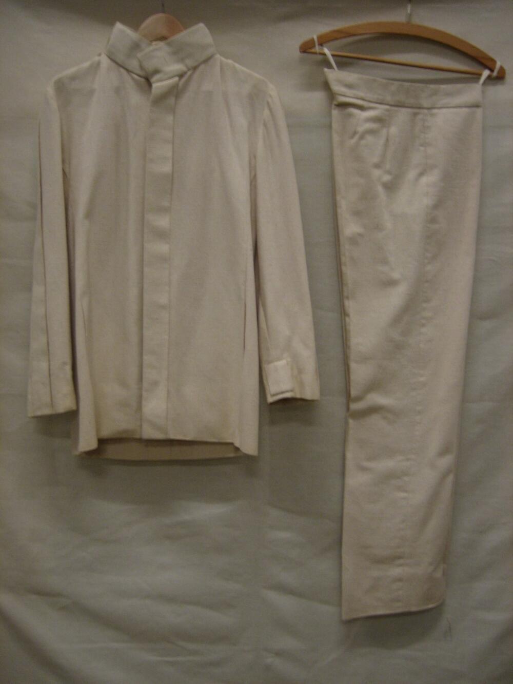 Pak van naturelkleurig katoenen canvas bestaande uit jasje en broek met metalen epauletten,…