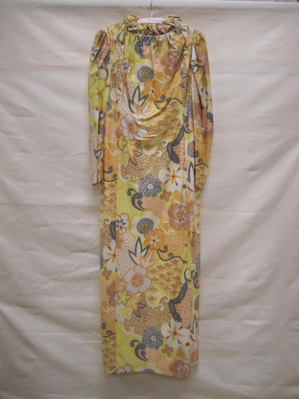 Avondjurk, lang model van wit glanzende synthetische jersey glansstof bedrukt met bloemen in zwart,…
