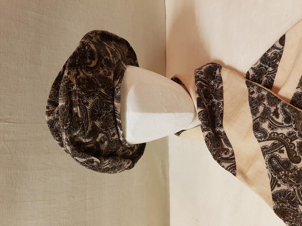 Baret van wollen tricot bedrukt met bloem- en 'cashmier' druppelmotieven in bruin en zwart op beige…