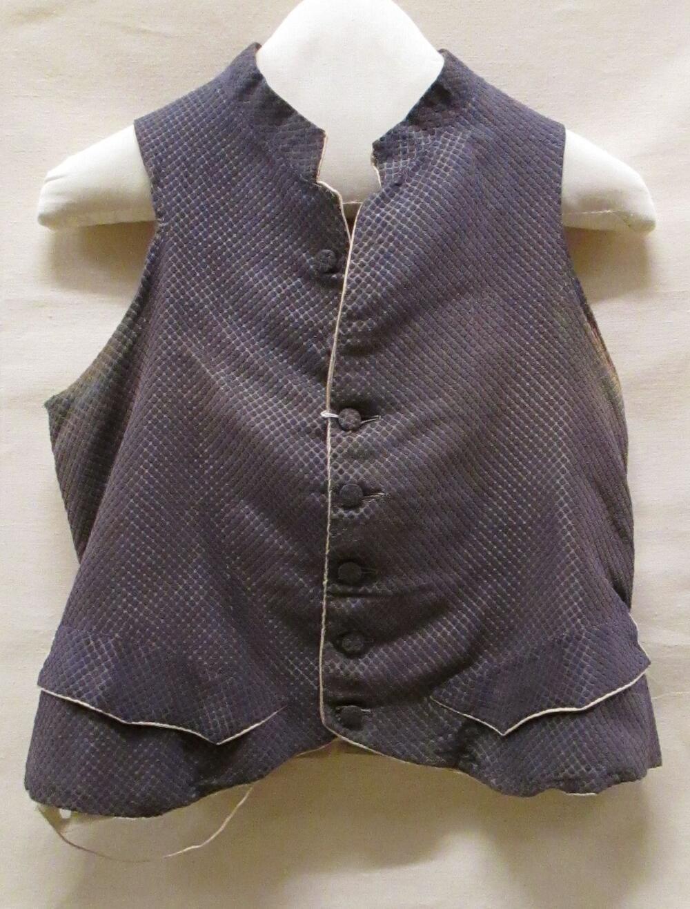 Vest (man) van geschoren donkerblauw fluweel in ruitjespatroon, achterpand en voering van wit linnen