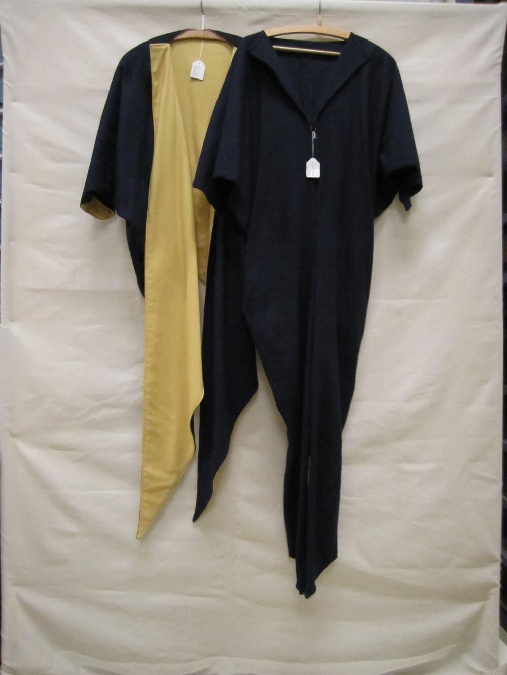 Ensemble bestaande uit jumpsuit en jasje van blauwe wol, jasje tegengevoerd met gele wol