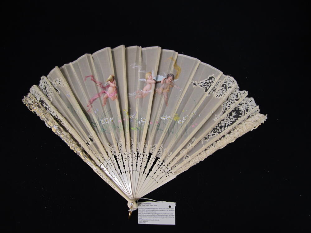 Vouwwaaier, montuur van been belegd met zilver, blad van crèmekleurig gaas en machinaal kant met…