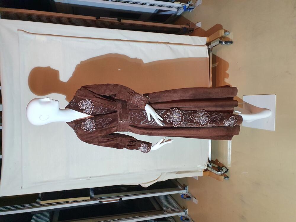 Mantel of overslag-jurk van chocoladebruin suede met langs de V-hals, de manchetten en een brede…