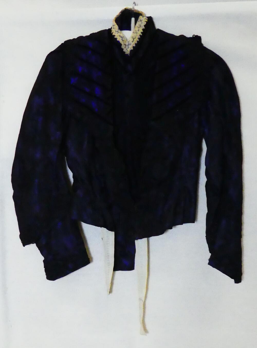 Japonlijfje of blouse van zwart met blauw gebrocheerde zijde