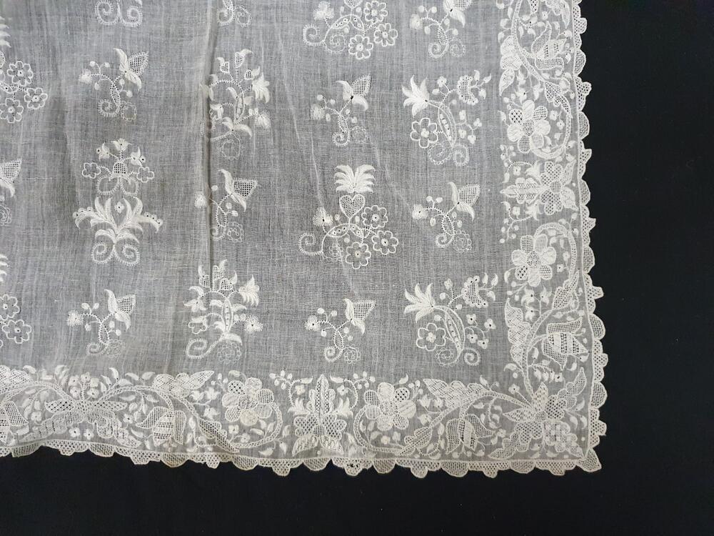 Schortje, wit neteldoek, gegarneerd met fils-tiré