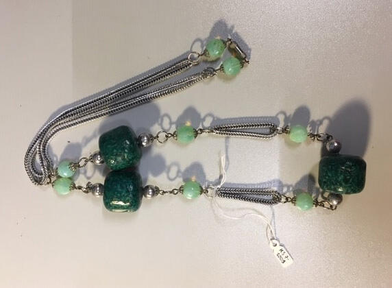 Ketting, zilverkleurig metaal met mintgroene en malachietgroene kralen