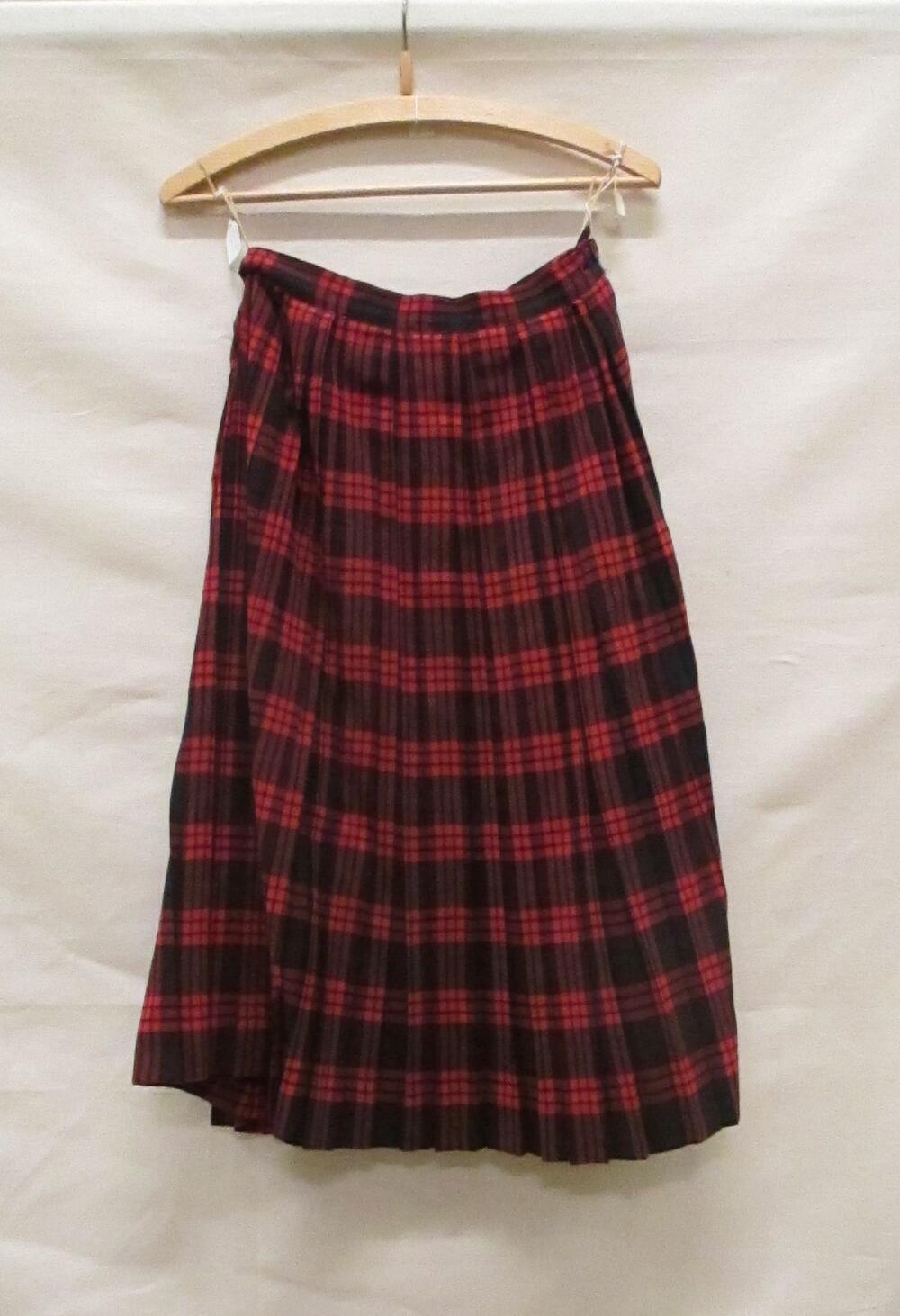 Rok, Schotse rok van wol in rood, zwart, donkerblauw en donkergroen. Halflang model met ingestreken…