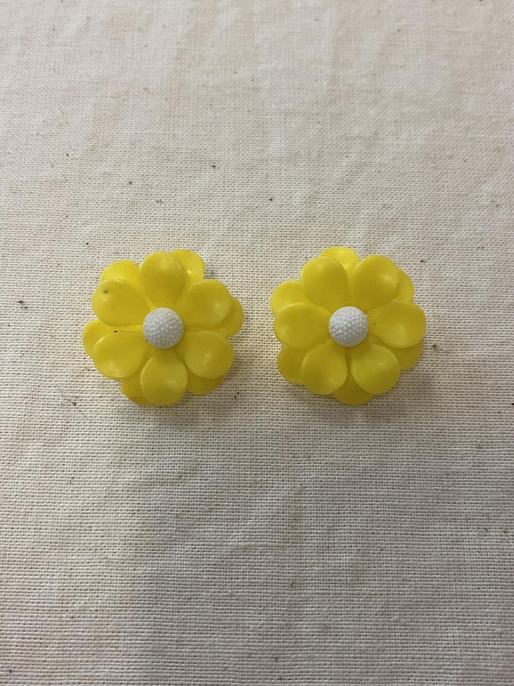 Oorclips, gele bloemen met wit hart