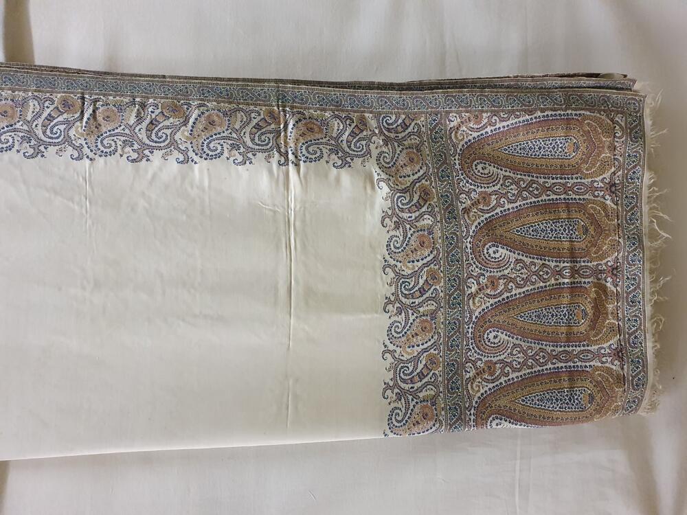 Shawl, witte spiegel van wol met zijde, rand in rood, blauw en groen