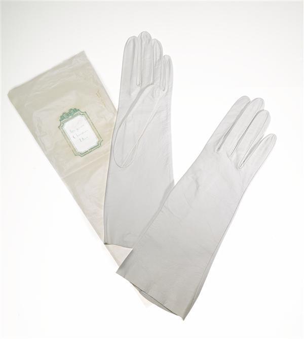 Een paar handschoenen van wit zeemleer in de originele verpakking