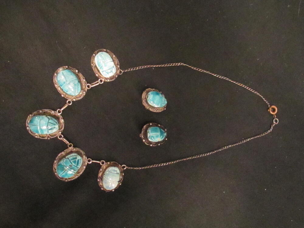 Ketting en oorclips, zilveren zetting met keramische turquoise scarabees, in 'Egyptian revival'…