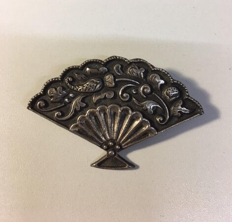 Broche in de vorm van vouwwaaier, geoxideerd Djokjazilver