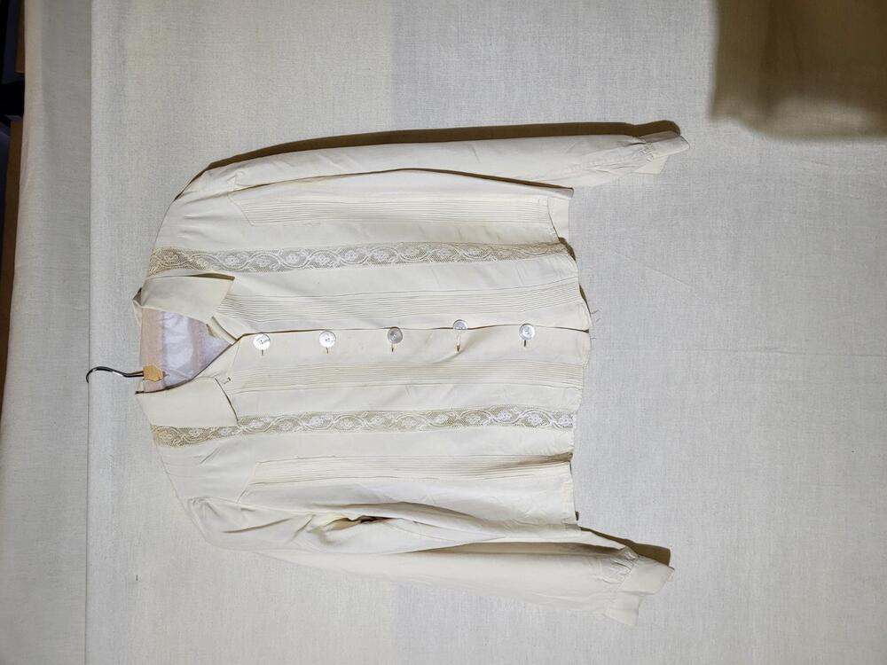 Blouse van crèmekleurige kunstzijde, entredeux van wit machinaal kant met bloemranken