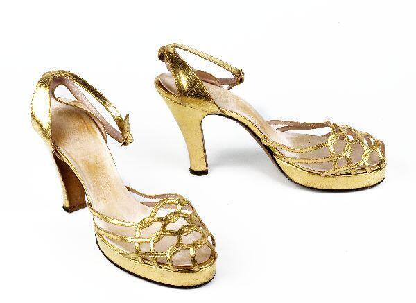 Een paar vrouwenschoenen