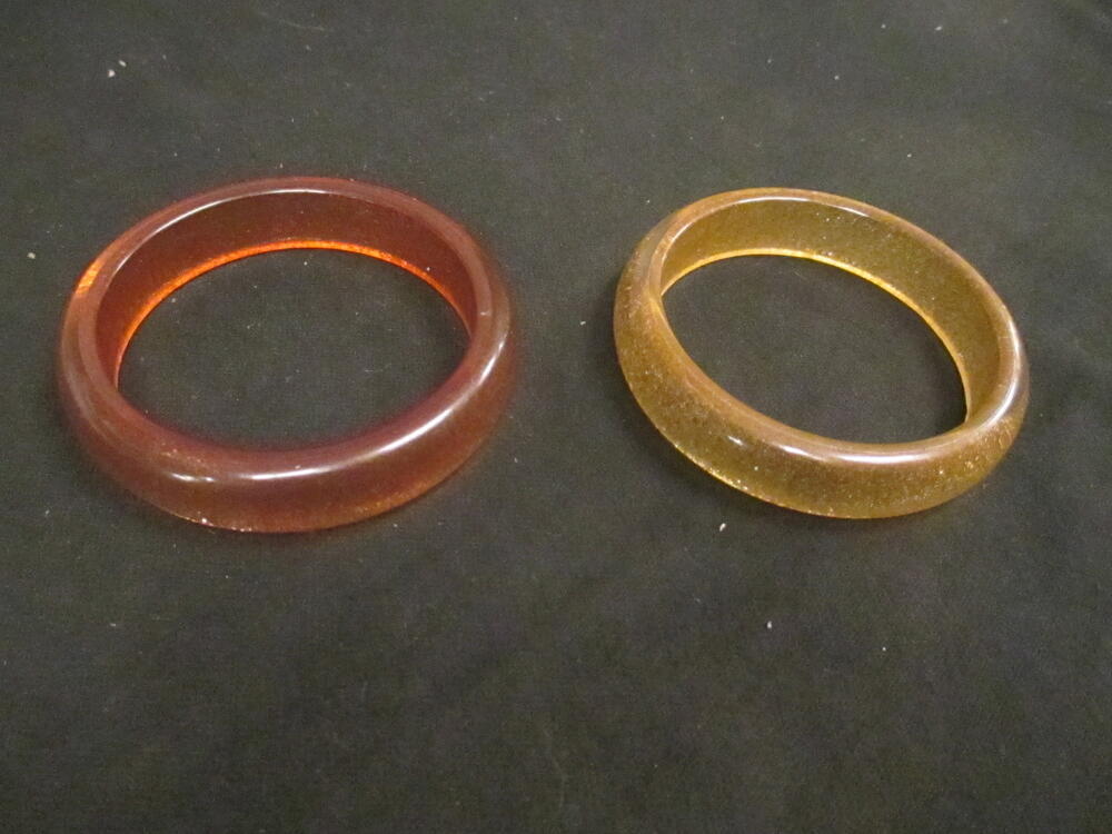 Twee armbanden, type 'bangle', van respectievelijk geelgoudkleurig en roségoudkleurig…