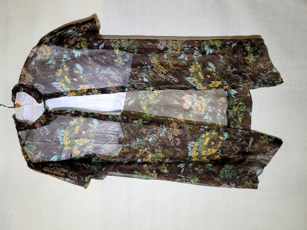 Blouse van bedrukte voile, bruin fond met bloemboektten in geel, oranje, groen, roze en lichtblauw