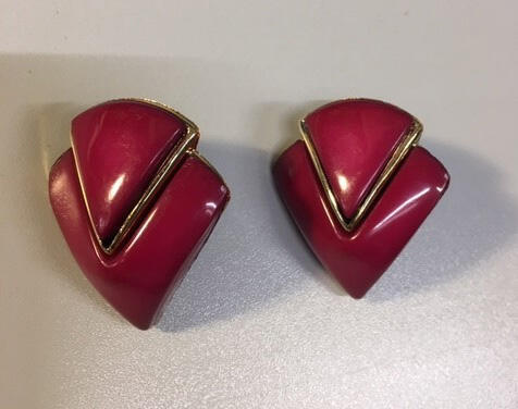 Oorclips, twee op elkaar geschoven omgekeerde driehoeken van roze kunststof met goudkleurige…