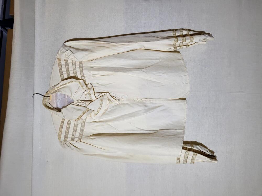 Blouse, gedragen door bruid, van beige popeline met entredeux van machinaal kant, jabotachtige…