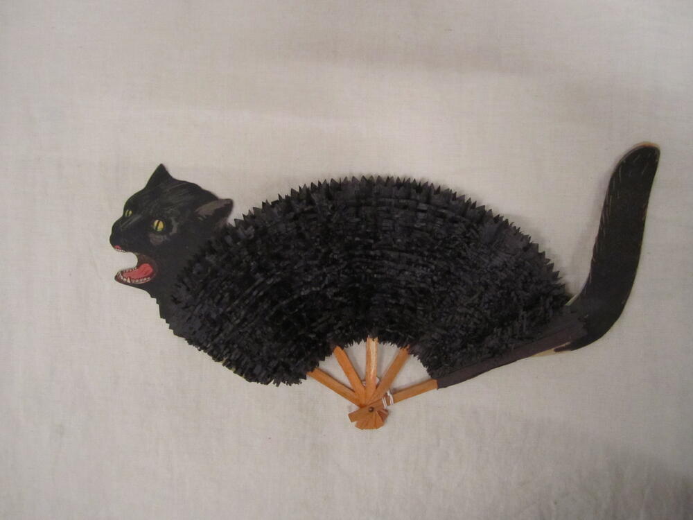 Balmasquéwaaier in vorm van zwarte kat, zwart papier en crêpepapier op houten montuur, uitstekende…