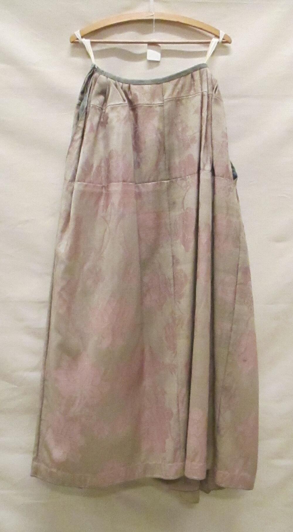 Rok van beige/lila geglansd wollen damast met grote florale motieven, split en rokzoom afgewerkt…