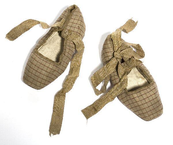 Schoenen (kind) van beige wollen keperweefsel met ruitjespatroon, kruisbanden van beige lint