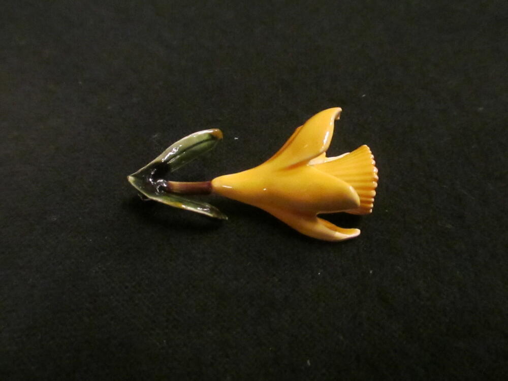 Broche in de vorm narcis, geel/oranje/groen geëmailleerd metaal