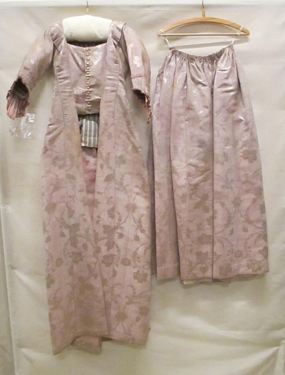 Robe à l'anglaise, bestaande uit overjapon en rok, van roze/wit moirézijden damast met patroon van…