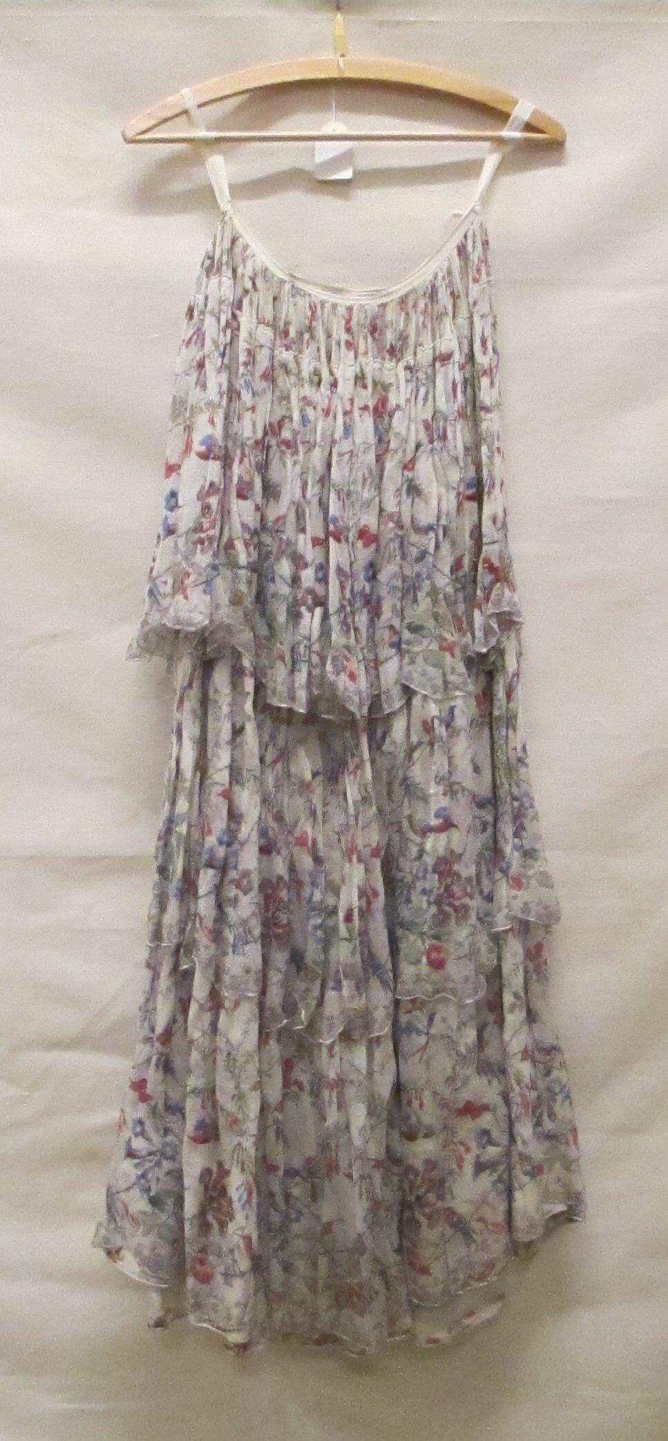 Rok, japonrok met stroken, van wit gaas met opdruk in floraal motief voorstellend bloemen met…