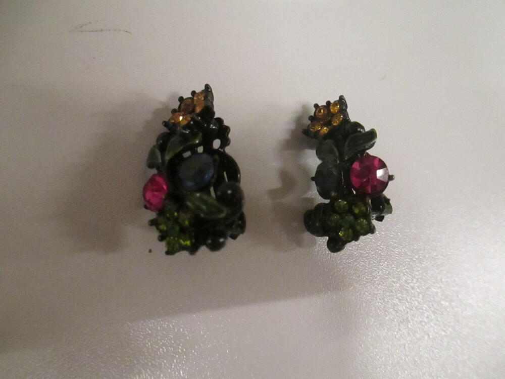 Oorclips in vorm van bloemtakje, zwart gelakt metaal bezet met geel/groen/roze/oranje/blauwe strass…