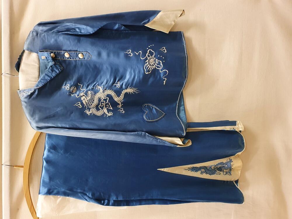 Pyjama, jas en broek, helderblauw en wit satijn, geborduurd met witte en blauwe zijde