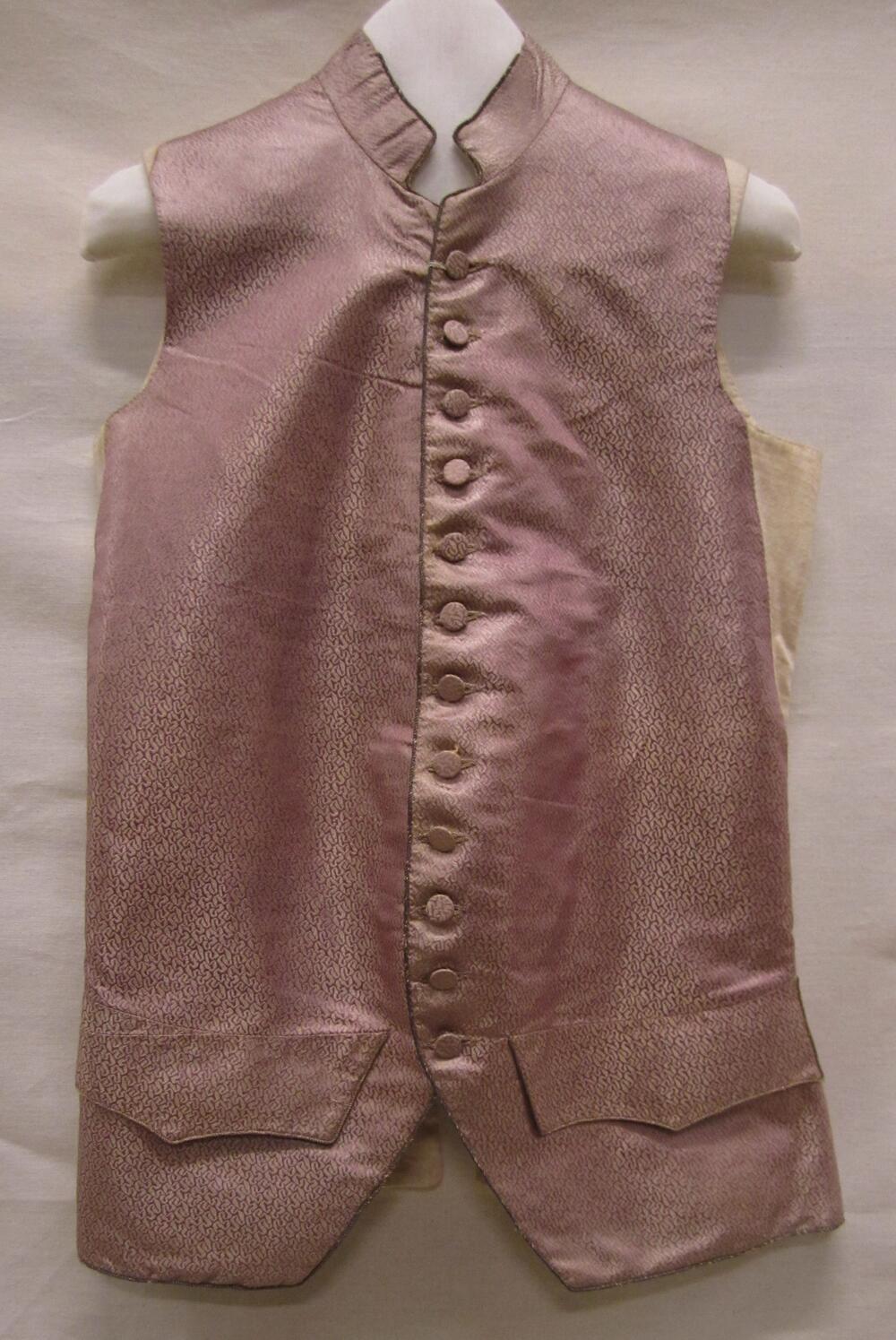 Vest (man) van lila satijn met goudbrokaat, doorweven all-over dessin met kringelmotief, rugpand…