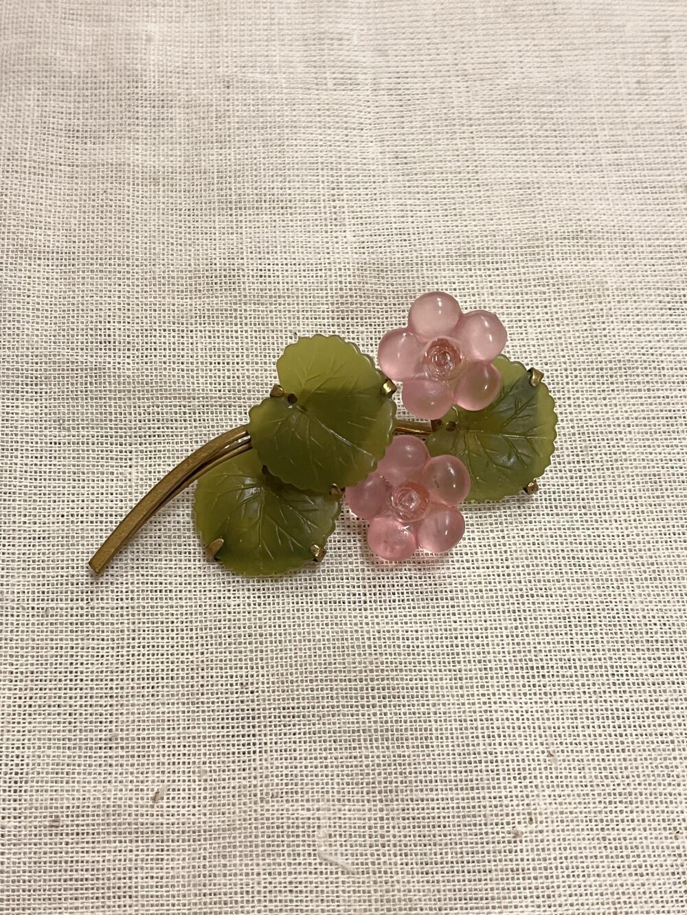 Broche met bloemen, twee keer roze bloempje