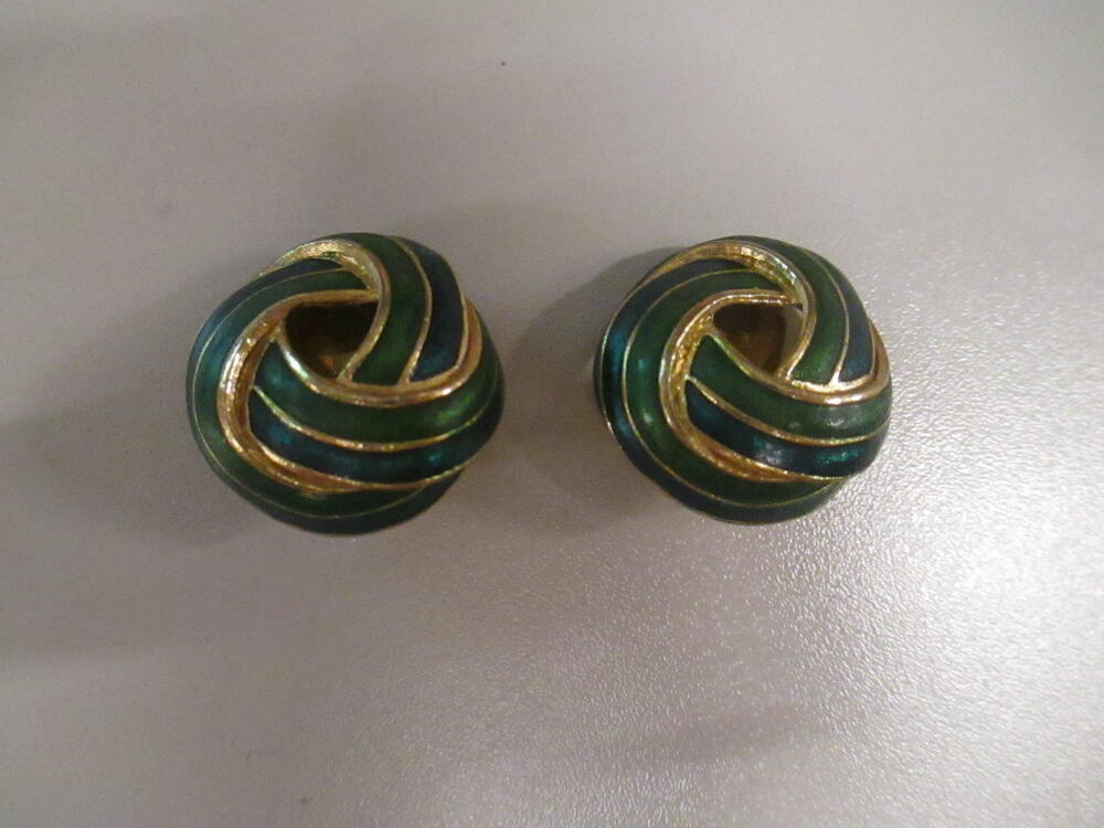 Oorclips, knoopvormig model van goudkleurig metaal met twee banen 'emaille' in respectievelijk…