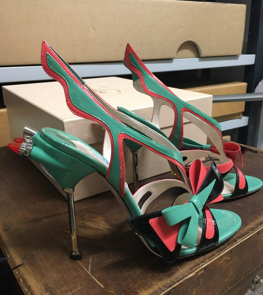 'Slingback pumps', aquagroen/zwart/koraalrood leer, zilverkleurig metaal en rood kunststof