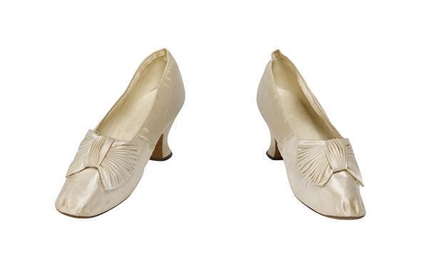 Een paar bruidsschoenen