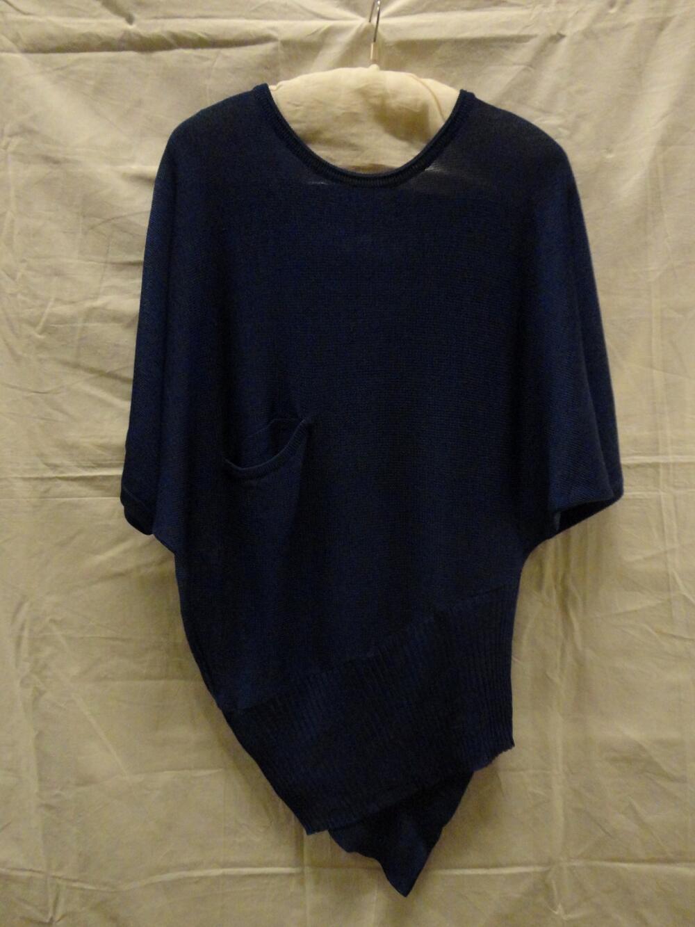 Trui van blauw viscose. Kort blousonmodel met brede, dubbele schuine band met vleermuismouwen,…