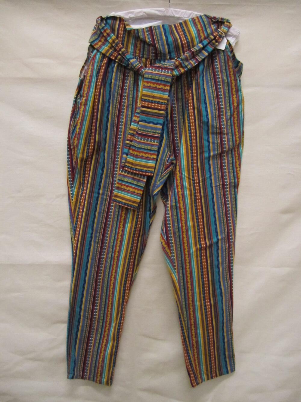 Lange broek, van bedrukt gestreept flanelachtige stof, wijd model met hoge tailleband waaraan…