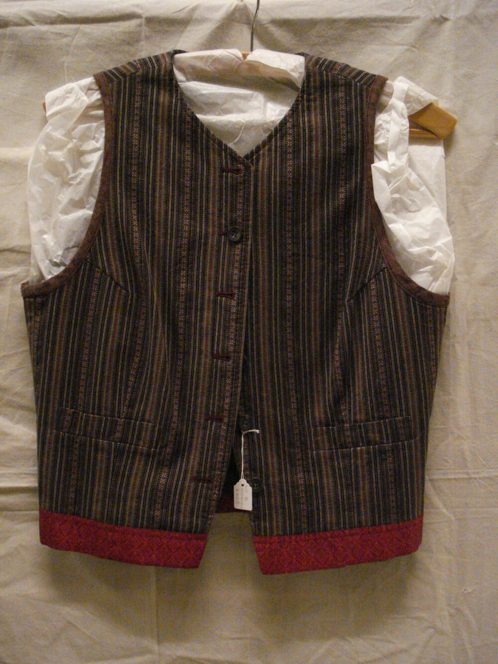 Gilet, mouwloos vest van verticaal gestreepte katoen, ingeweven in zwart, wit en rood met…