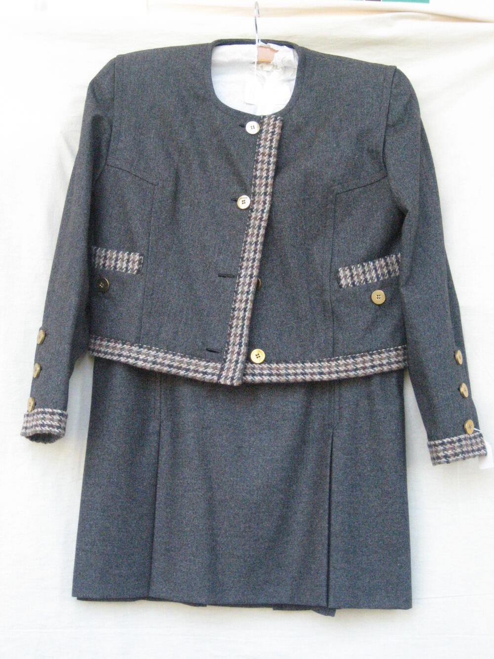 Ensemble van grijze wol en geruite wol in beige en bruintinten met pied-de-poulemotiefje, bestaande…