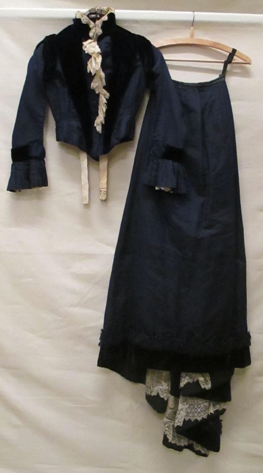 Japon, tweedelig, van donkerblauwe ripszijde, gegarneerd met donkerblauw fluweel, bestaande uit…