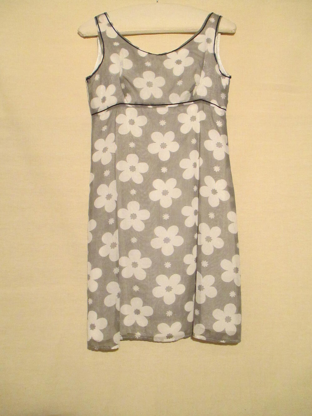 Mini-jurk, gedragen als zomerjurk, van bedrukte katoenen voile, grijs met witte bloemen