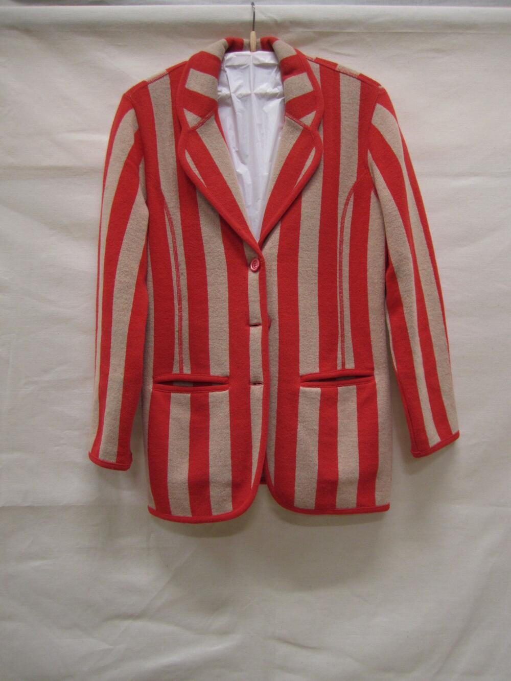 Jasje, model blazer, van beige met rode wollen tricot, verticaal gestreept