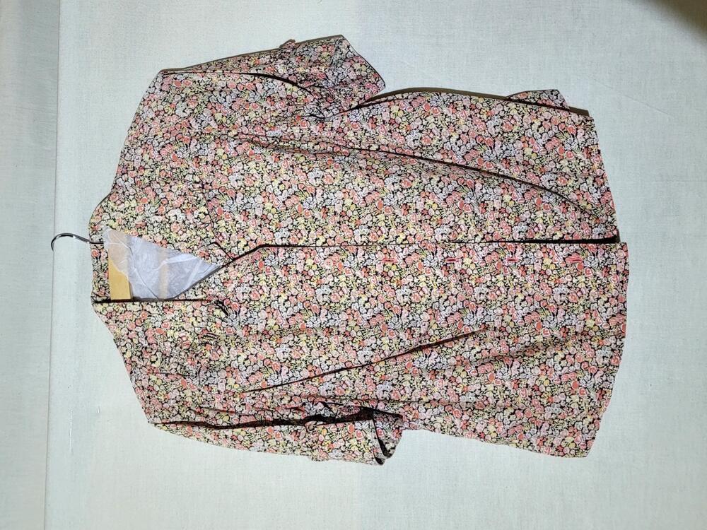 Blouse van bedrukt katoen, millefleurprint in roze/rood/geel tegen zwarte ondergrond