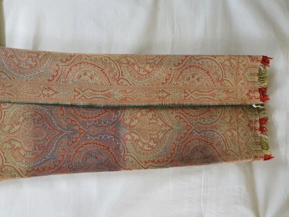 Worteldoek, wollen dubbelweefsel in voornamelijk rood, blauw en beige met gestileerde…