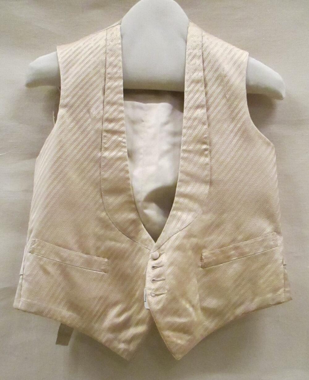Vest (Man) (zgn. 'gekleed vest') van crèmekleurige zijde met ingeweven diagonale streep, met…