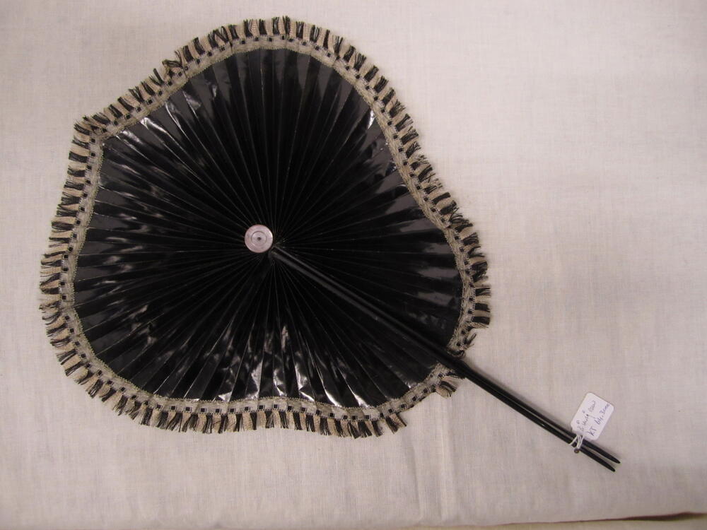 Parasolwaaier, opvouwbaar model met schildvormig blad van zwart glanzend papier met zwart/beige…
