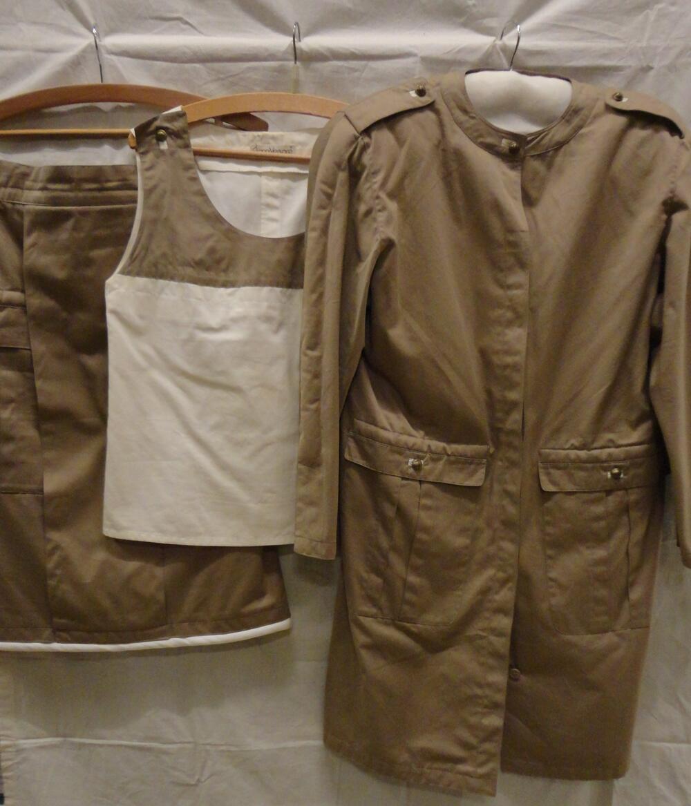 Ensemble van beige/khaki keperkatoen met witte kleuraccenten, 'safari-look', bestaande uit jas, top…