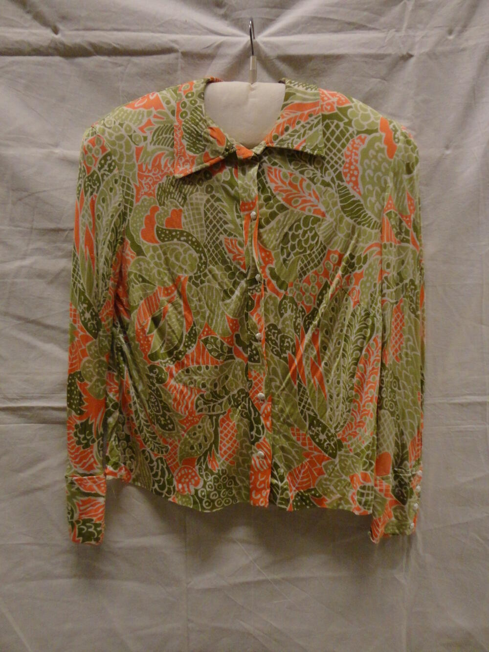 Blouse van zijden tricot, crèmekleurig fond bedrukt met floraal patroon in groen en oranje tinten
