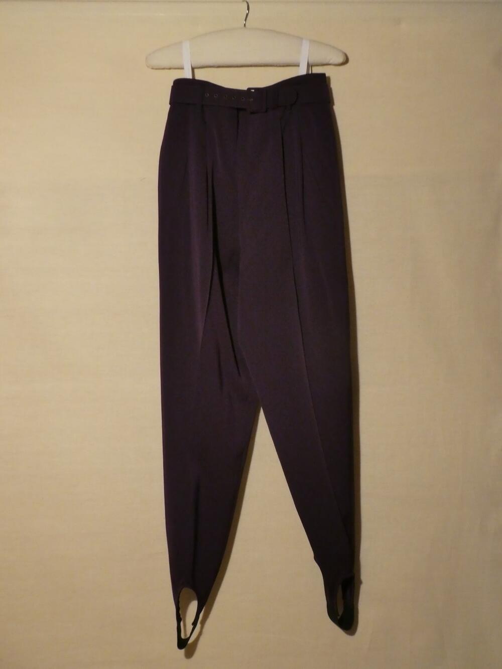 1) Broek (man) van paarse wol. 2) Ceintuur van zwart leer bekleed met paarse wol